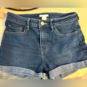 H&M denim shorts, very good condition, Size 6 but runs smaller like a size 2-4.
